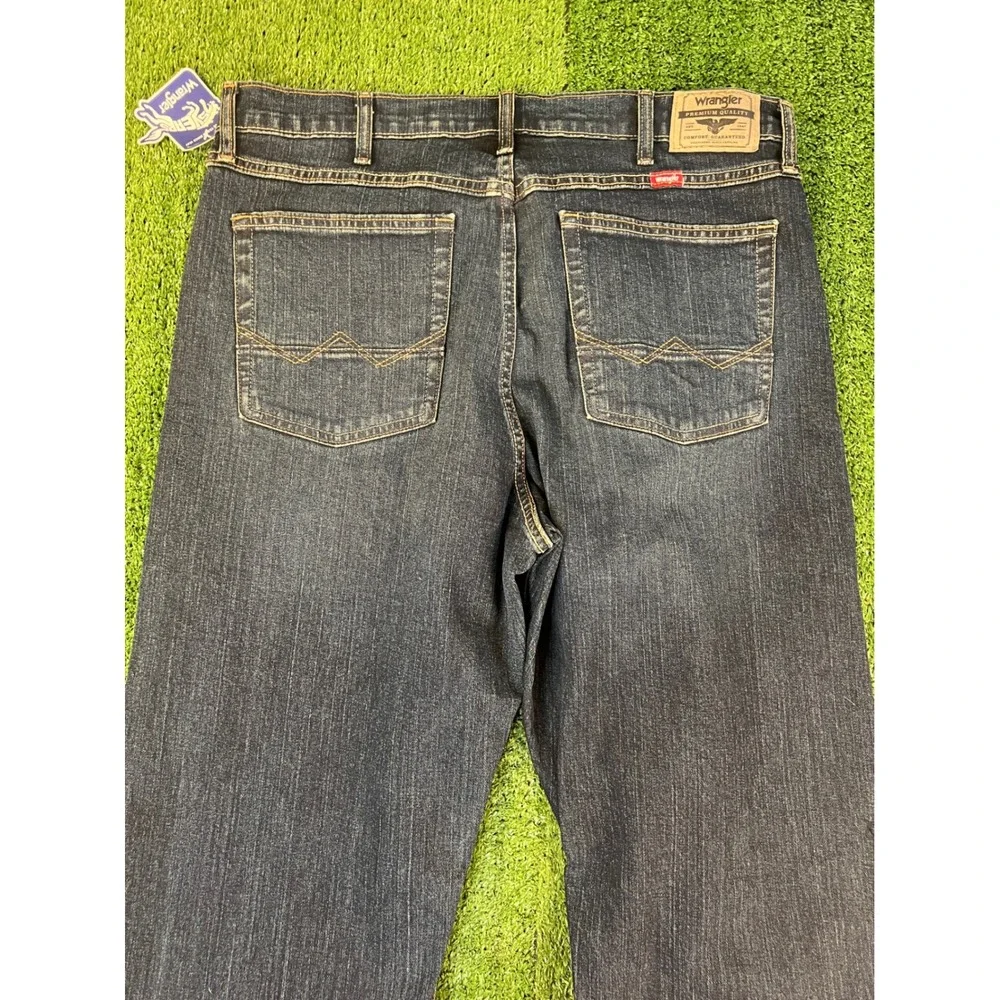 NWT Wrangler Relaxed Boot Jeans Mens 36x34 Dark Wash Stretch Denim